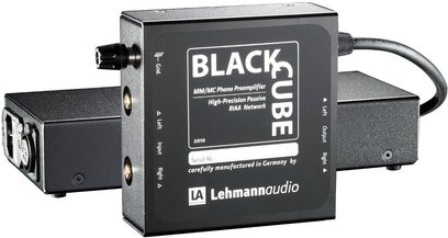 Фонокоректор Lehmann Audio Black Cube SE чорного кольору, матовий прямокутний металевий корпус, сріблясті роз’єми та перемикач