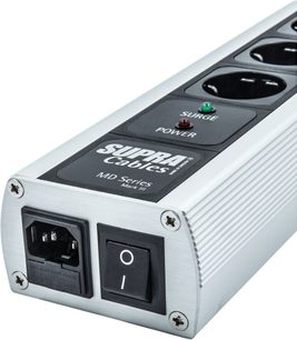 Multipresa Supra MainBlock MD06-EU/SP MK3 com caixa retangular de metal, 6 tomadas, interruptor preto, indicadores luminosos vermelho e verde