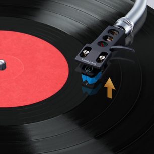 Giradischi hi-fi Technics SL-100CEG-K nero. Braccio di lettura con testina. Piatto rosso. Pulsanti di controllo