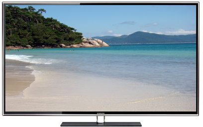 Telewizor Samsung UE40D6500 przedstawiający tropikalną plażę z skałami, turkusowym morzem i górami na horyzoncie