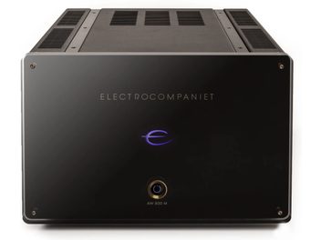 Zesilovač výkonu Electrocompaniet AW800M černý, pohled zepředu, modře svítící logo "e" uprostřed