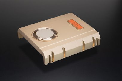Accuphase DP-770 højttro CD-afspiller, set fra en vinkel, rektangulært gyldent kabinet, cirkulær sølvplade, orange etiket