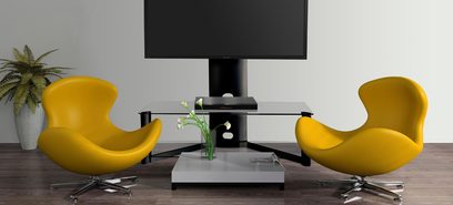 Sort TV-møbel med to gule æggeformede designlænestole, grøn plante i grå potte, på trægulv