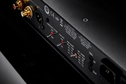 Pré-amplificador estéreo Primare R35 preto, vista aproximada da face traseira, conectores e seletores de áudio