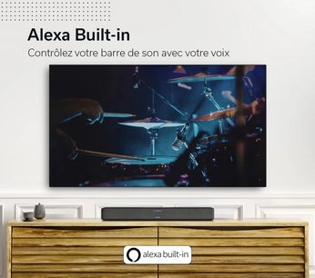 Denon Home 550 soundbar under en TV som visar en musikgrupp som spelar trummor på scen i grodperspektiv