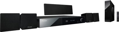 Pioneer BCS-303 hjemmebiografsystem bestående af en forstærker, to kompakte højttalere, en centerhøjttaler og en basreflekskabinet, set forfra