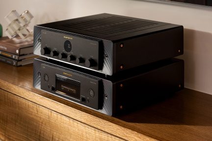 Zwarte Marantz geïntegreerde versterkers, vooraanzicht, goudkleurige knoppen en aansluitingen, blauw display