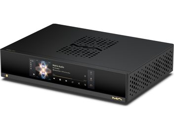 Matrix Audio MD-1P integreret stereo hi-fi forstærker i mat sort aluminium, set fra trekvart vinkel forfra, med glasfront med indbygget farve touchskærm, rund gylden knap til venstre, gyldent MA-logo til højre og store cirkulære ventilationshuller på toppen og siderne