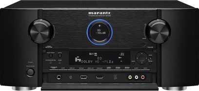 Marantz SR7005 sort hjemmebiografsforstærker, frontpanel, forfra. Sort front, knapper, drejeknapper, blå LCD-skærm, porte