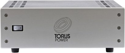 Torus Power RM 8 CE strømrenser sett forfra, rektangulært sølvfarget kabinett med sentralt logo og bryter til venstre