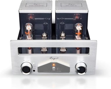 Cayin SC-6LS MK2 stereoforforsterker i sølvfarget børstet aluminium, sett forfra i lett fugleperspektiv, frontpanel med to store sirkulære knotter i svart og krom, sentralt rektangulært vindu som avslører flere oransje glødende vakuumrør, over vinduet to grå metalldeksler.