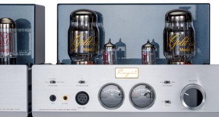 Amplificatore a valvole, vista frontale, pannello frontale in alluminio argentato, VU-meter, manopola del volume, prese da 6,35 mm, 4,4 mm e XLR