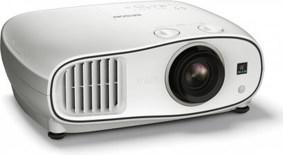 Epson EH-TW6700W hvid videoprojektor set forfra og lidt fra siden, linse til højre, ventilationsgitre til venstre