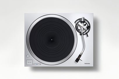 Giradischi hi-fi Technics SL-1500CEG-S Argento, vista dall'alto, piatto nero, braccio di lettura con testina, su sfondo bianco