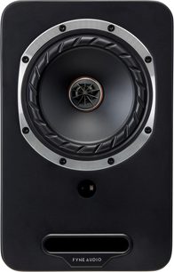 Černě lakovaný reproduktor Fyne Audio, pohled zepředu, koaxiální měnič se stříbrným kroužkem a bass-reflexovým nátrubkem