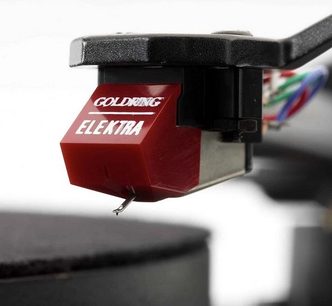 Goldring GL0045M Elektra rød vinylpickup, set fra siden, monteret på sort tonarm