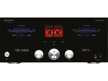 Advance Paris A12 Classic zwarte stereo hi-fi versterker, vooraanzicht, 2 rood verlichte vu-meters, zilveren knoppen en aansluitingen