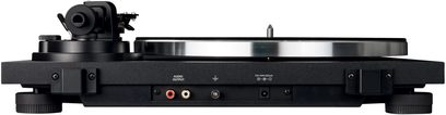 Czarna hi-fi gramofon Reloop TURN2, widok z przodu, ramię z wkładką, talerz, przyciski i pokrętło regulacji