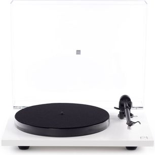 Hi-fi skivspelare Rega Planar 1 Plus matt vit med rektangulär bas, svart cirkulär tallrik, svart tonarm och transparent dammskydd.