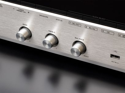 Denon DRA-800H sidabrinės spalvos hi-fi stereo stiprintuvas, priekinis vaizdas, 3 sukamieji rankenėlės, 4 spaudžiamieji mygtukai, skaitmeninis ekranas