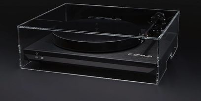 Svart Cyrus TTP platespiller, gjennomsiktig lokk, tonarm, tallerken, kontrollknapper, perspektivisk oversiktsbilde