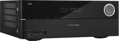 Diskret sort front på Harman Kardon AVR-370 hjemmebiograf-forstærker, blå display, knapper, USB-porte og jackstik
