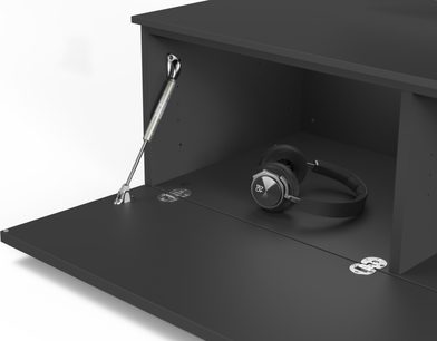 Czarna szafka audio-wideo Spectral Next NXS1600-BG, widok z góry, z metalowym ramieniem obrotowym i bezprzewodowymi słuchawkami