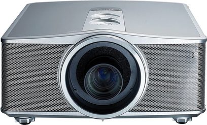 Optoma EP783L videoprojektor i grå sølvfarve, set forfra, med sort linse i midten omgivet af et metalgitter