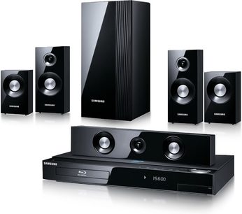 Sort Samsung HT-C5900 hjemmebiografsystem bestående af en Blu-ray-afspiller, 5 højttalere og en basrefleksboks