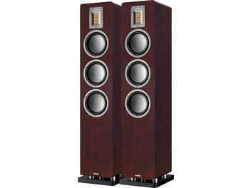 Пара колонок AudioVector QR5 SE з горіхового дерева, темно-коричневий корпус з дерев'яним шпоном на чорному підставці, передня панель з трьома круглими темно-сірими вуферами та квадратним стрічковим твітером в алюмінієвій рамці, вид спереду з три чверті