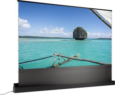 ALR obrazovka pro ultra krátkou projekci Lumene Eden extra bright UST 300C, pohled zepředu, černý rám, zobrazovaný obraz mořské krajiny s tyrkysovou vodou, modrou oblohou, bílými mraky, osamoceným skaliskem, dřevěnou lodí v popředí, černá obdélníková základna s viditelným kabelem