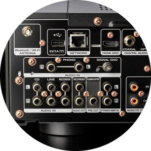Marantz Model 40n schwarzer Stereo-Hi-Fi-Verstärker, Nahaufnahme der Rückseite mit Audioanschlüssen und Antenne