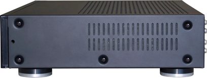 ArtSound AMP-850 Multiroom- oder Multi-Zonen-Verstärker, linke Seitenansicht, schwarzes Gehäuse, 4 schwarze Schrauben, 2 silberne runde Füße, Lüftungsgitter