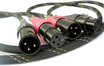 1 meter Xindak FA gold B XLR-kabler, forgyldte stik, sort og gul flettet kappe, på mørk grå baggrund
