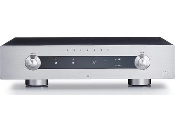 Primare I35 DAC sudraba hi-fi stereo pastiprinātājs, priekšējais panelis ar pogām, grozāmajiem regulatoriem, displeju, audio ieejām un izejām, taisnstūrveida metāla korpuss