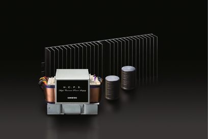 Onkyo TX-NR1030 sort hjemmebiografsforstærker, set forfra, med kobberradiatorer og 4 sorte cylindriske kondensatorer