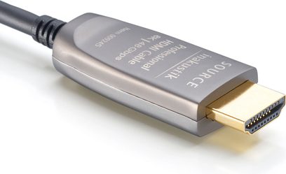 Cavo ottico HDMI 2.1 pro 50m Inakustik grigio, connettore HDMI dorato, vista ravvicinata dell'estremità del cavo