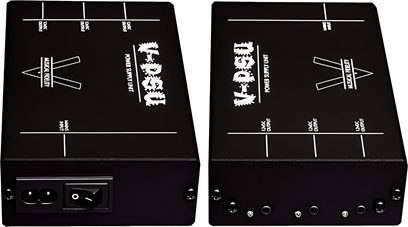 To sorte Musical Fidelity V-PSU strømforsyninger, set oppefra, med stik og kontakter på forsiden