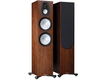 Monitor Audio Silver 500 7G álló hangsugárzók diófa kivitelben, 3 fekete hangszóróval a fa előlapján, fekete talppal