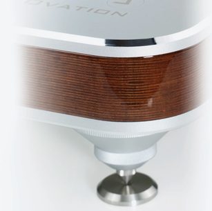 ClearAudio Ovation TT033 pladespiller i metallisk grå, nærbillede forfra af den lakerede træ tonearm
