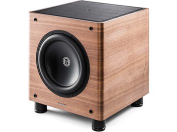 Subwoofer Sonus Faber Gravis II ve světlém dřevěném provedení, černý reproduktor na přední straně a černé nožky