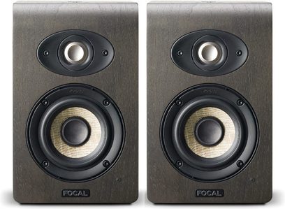 Dva studiové monitory Focal Shape 40 v tmavém ořechu, pohled zepředu, černé mřížky, viditelné reproduktory