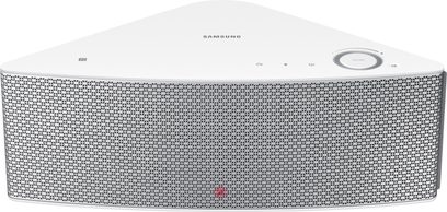 Trådløs, tilsluttet Samsung WAM551 højttaler i hvid, set forfra, metallisk gitter med trekantsmønster, knapper på toppen