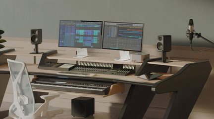 Audio-Workstation aus hellem Holz und schwarzem Metall, in Dreiviertelansicht, mit integrierter Mischkonsole und MIDI-Keyboard unter zwei weißen Computerbildschirmen, schwarzen Studiomonitoren und Mikrofon am Auslegerarm