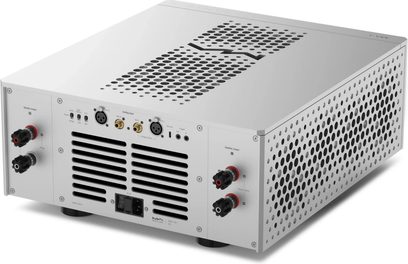 Matrix Audio MA‑1 effektforsterker i sølvfarget aluminium, bakre trekvartsvy, kabinett med sirkulære perforeringer, røde og svarte høyttalerterminaler og synlige XLR/RCA-innganger