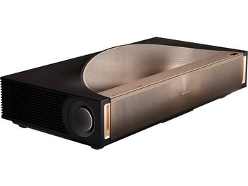 Hisense L9 Videoprojektor in Schwarz und Bronze, aus Kunststoff und Metall, mit texturierter konkaver Oberseite, seitlichem Gitter, 3/4-Ansicht von vorne links