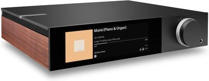 Cambridge Audio Evo 300 amplificatore stereo nero, vista di tre quarti, schermo a colori sul frontale e grande manopola del volume argentata
