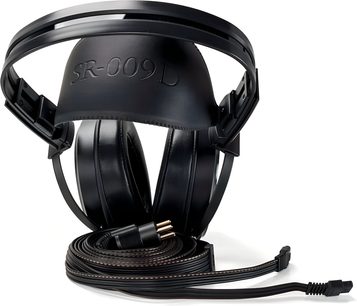 Fekete STAX SR-009D hi-fi fejhallgató széles bőr fejpánttal, körülölelő fülpárnákkal és feltekert lapos kábellel