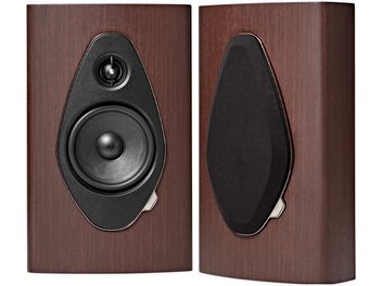 Sonus Faber Sonetto Wall G2 venge krāsas sienas skaļrunis, skatāms ar atsegtajiem skaļruņiem un melnu režģi