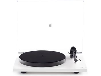 Hi-fi pladespiller Rega Planar 1 Plus mat hvid med rektangulær sokkel, sort cirkulær pladetallerken, sort tonearm og gennemsigtigt støvlåg